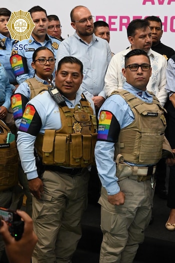 La Secretaría de Seguridad Ciudadana de la Ciudad de México incorpora un carro alegórico integrado por 30 policías LGBTTTIQ+ a la XLVIII Marcha del Orgullo. Crédito: SSC