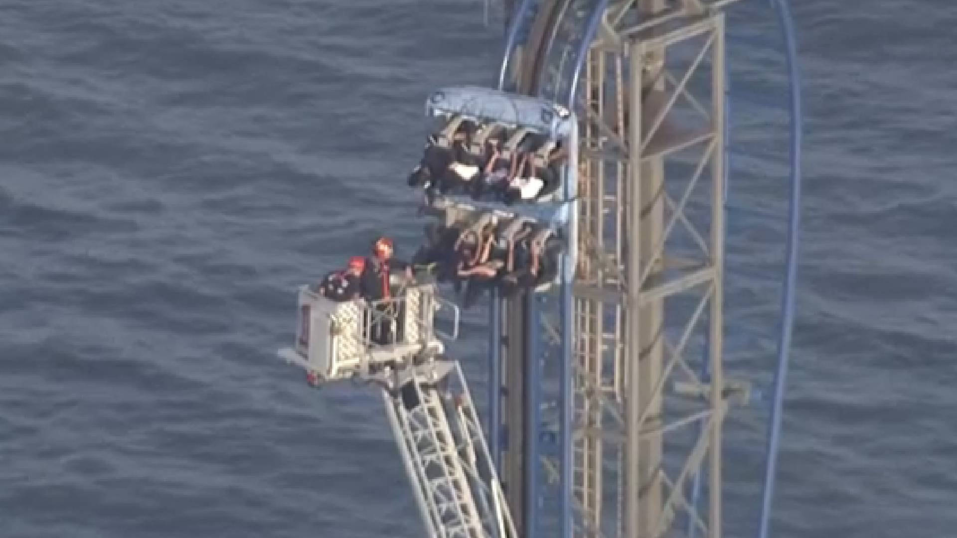 La falla mecánica en la montaña rusa Iron Shark activó el protocolo de seguridad y detuvo el juego para proteger a los pasajeros (FOX 26 Houston)