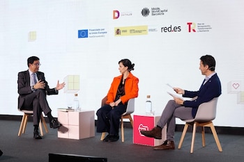 El ministro de Transformación Digital, Óscar López, junto con la filósofa Carissa Véliz, en Barcelona, a 14 de mayo de 2026 (Mobile WorldCapital