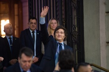 El presidente Javier Milei saluda