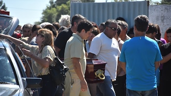 Tiroteo en Santa Fe, en vivo: finalizó el cortejo fúnebre y los restos de Ian Cabrera ya descansan en el cementerio municipal de San Cristóbal