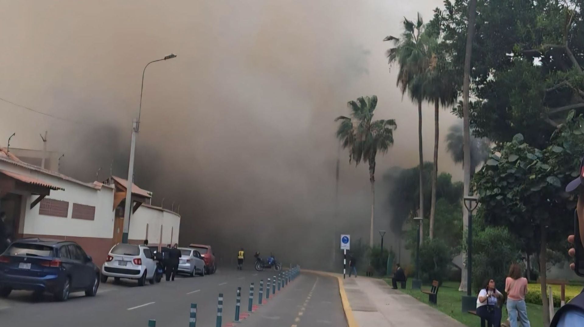 Vecinos y adultos mayores fueron evacuados por el humo del incendio en los acantilados de Miraflores