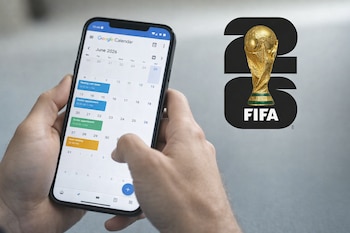 Primer plano de manos sosteniendo un smartphone con Google Calendar abierto en junio de 2026. A la derecha, el logo del Mundial 2026 con el trofeo de la FIFA.