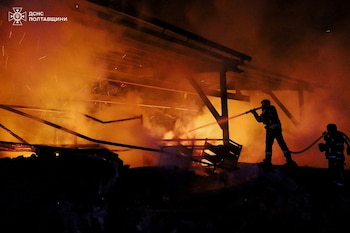 Los bomberos trabajan en el