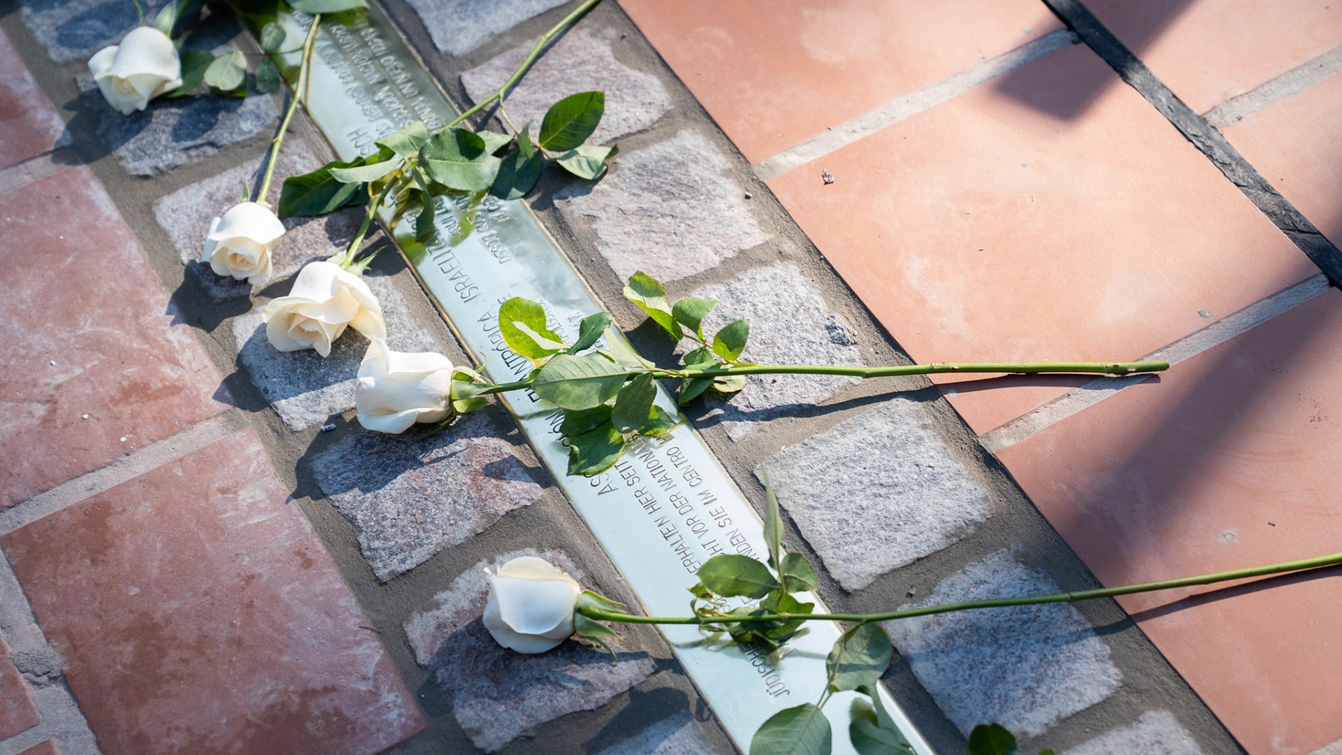 El Centro Hirsch se convirtió ayer en la primera institución de la comunidad judía de Argentina en recibir el umbral de memoria
