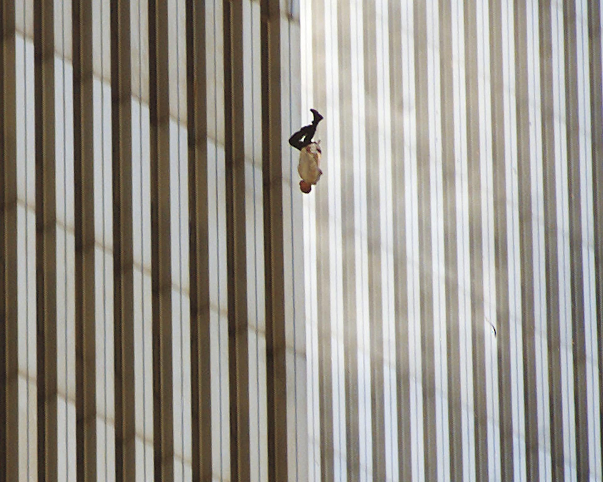 La foto El hombre que cae registró a una víctima en caída entre las Torres Gemelas durante los ataques del 11-S en Nueva York. (Richard Drew, de la agencia AP)