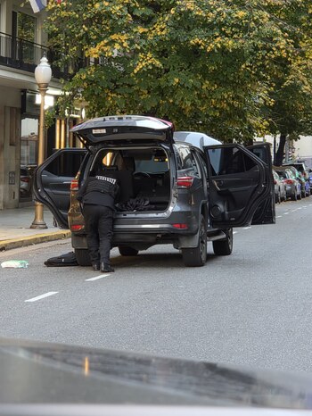 Uno de los especialistas investigando