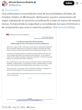 Publicación de Twitter con un perfil de usuario, texto en español, y una imagen de un documento oficial de la Embajada de Estados Unidos en inglés