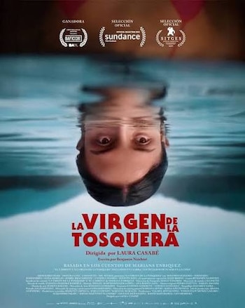 Cartel de cine con un rostro sumergido en agua en posición invertida, con el título La virgen de la tosquera y textos de créditos