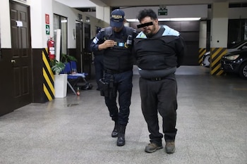 Los disturbios en Ciudad Peronia culminaron con el incendio de una subestación policial y la destrucción de varios vehículos.