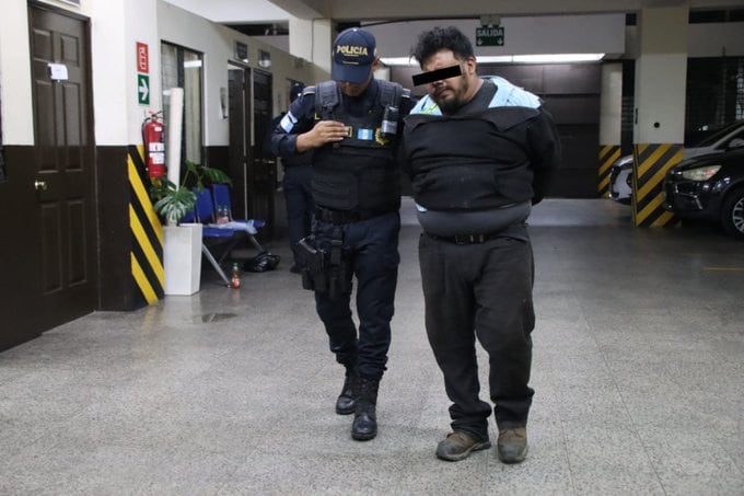 La Policía Nacional Civil rescató a Ángel Roberto N para evitar su linchamiento tras acusaciones de agresión sexual a un menor y lo trasladó al tribunal de turno de Villa Nueva. (TN23)