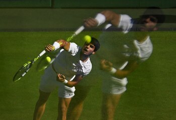 Alcaraz en acción contra Rune en Wimbledon (REUTERS/Dylan Martinez)