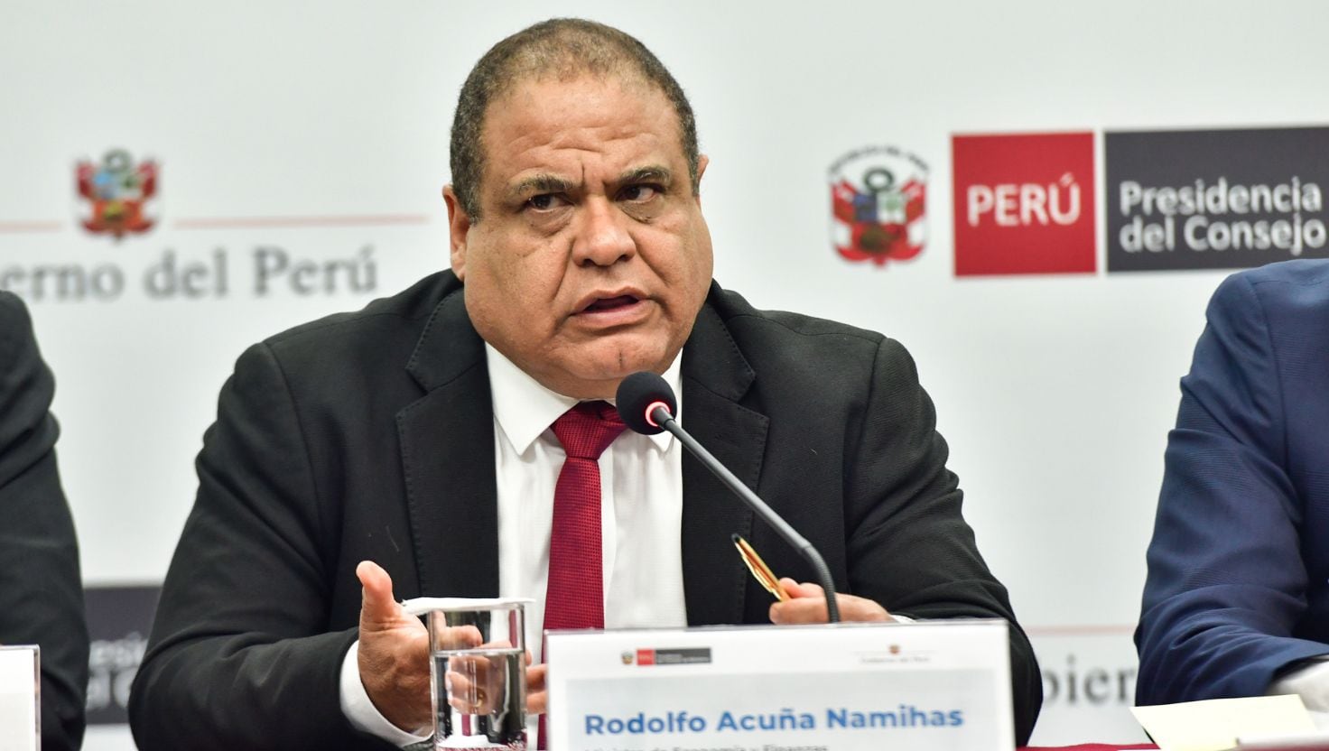 Rodolfo Acuña, titular del MEF, enfatiza la importancia de implementar mejoras laborales de manera progresiva para evitar riesgos fiscales.