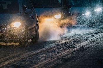 Lo ideal para que la mecánica entre en temperatura a la mañana cuando hace mucho frio es calentar el motor unos minutos y luego iniciar la marcha lenta para calentar la transmisión