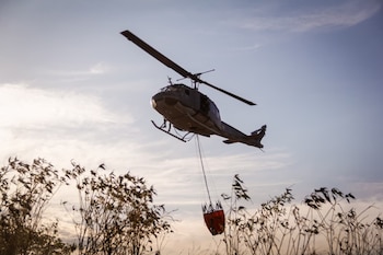 La Fuerza Aeroespacial Colombiana realizó 286 descargas con el sistema Bambi Bucket y superó los 68.000 galones de agua en la atención de la emergencia - crédito prensa Fuerzas Militares