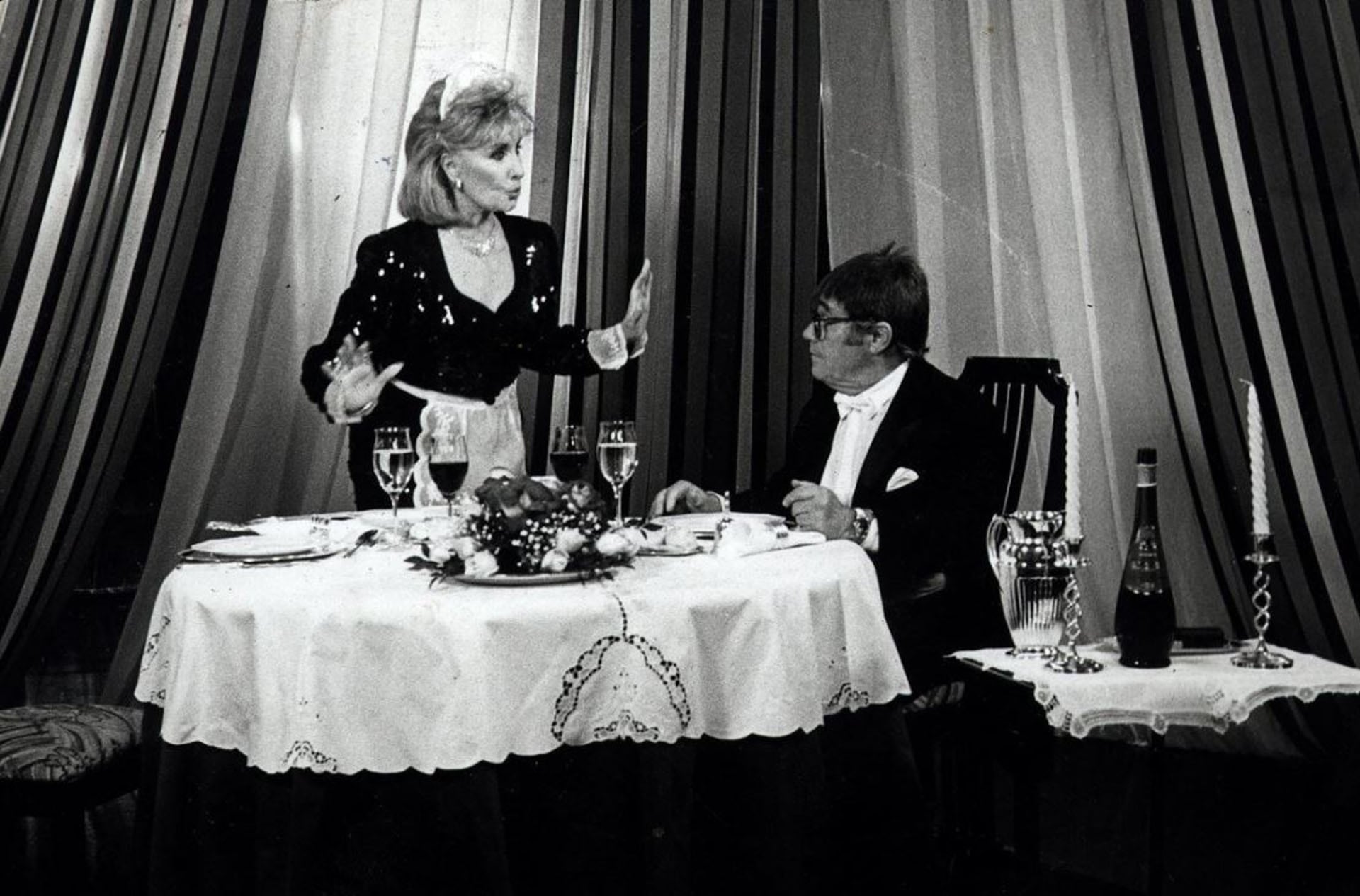 Tato recibiendo la visita de Mirtha Legrand