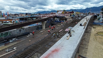 El puente de Venecia contará con cimientos de 523 pilotes, 12 dados y 15 vigas principales completamente instaladas en la superestructura - crédito IDU