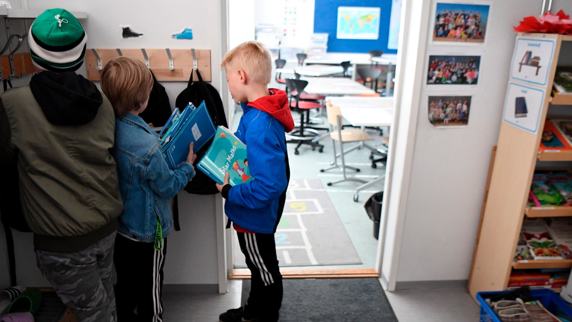 Suecia reforzó el uso de libros impresos y prohibirá los celulares en las escuelas ante la caída en lectura y escritura entre los alumnos más jóvenes (AFP)