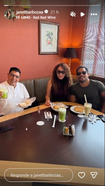 Tres personas, incluyendo a Janet Barboza, Nilver Huarac y Félix Moreno, sentadas en una mesa en un café con bebidas y comida