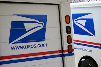 La Comisión Reguladora Postal aprobó en mayo el aumento anunciado por el USPS y expresó preocupación por la situación financiera, la eficiencia de las entregas y la caída del volumen postal (AP Foto/Nati Harnik, Archivo)