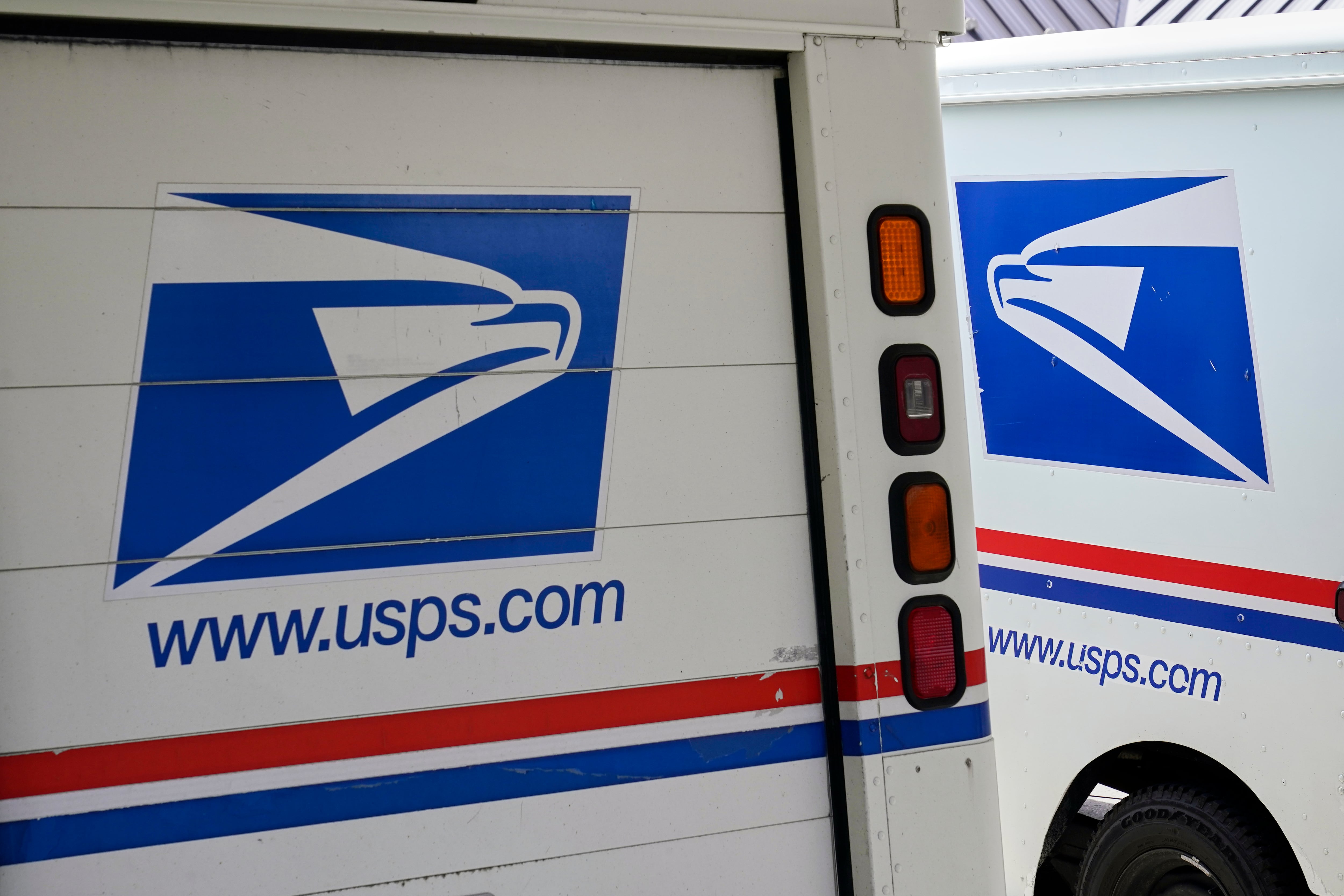 La Comisión Reguladora Postal aprobó en mayo el aumento anunciado por el USPS y expresó preocupación por la situación financiera, la eficiencia de las entregas y la caída del volumen postal (AP Foto/Nati Harnik, Archivo)
