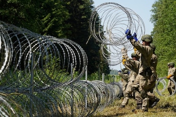 Archivo. Soldados del ejército lituano instalan alambres. (Reuters/Janis Laizans)