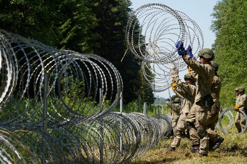Archivo. Soldados del ejército lituano instalan alambres. (Reuters/Janis Laizans)
