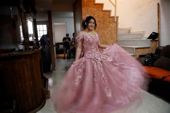 Alyson Joselyne muestra su vestido de quinceañera el 15 de junio de 2020, después de una charla con Efe, en Ciudad de México (México). EFE/Sáshenka Gutiérrez