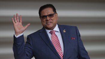 El presidente de Surinam urge