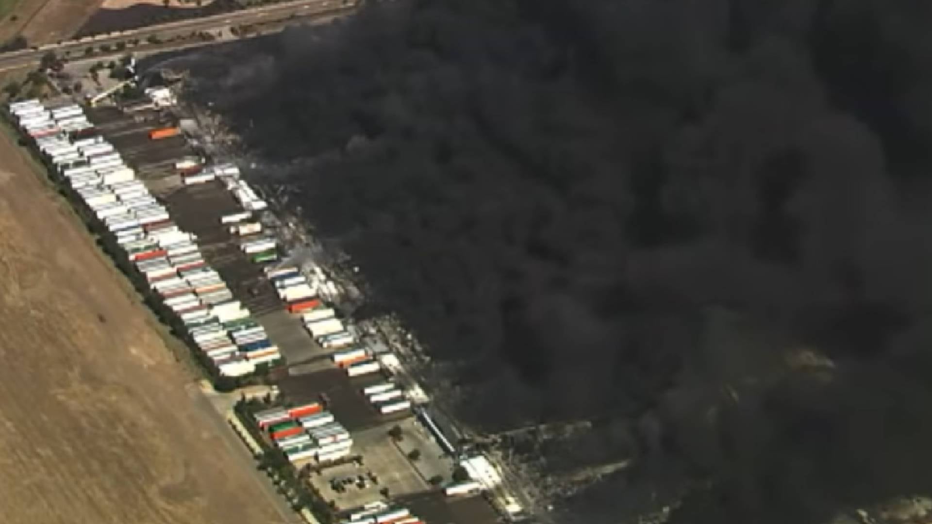 Un video grabado por un empleado mostró que el fuego comenzó cerca del techo y confirmó la falla de los rociadores (NBC Bay Area)