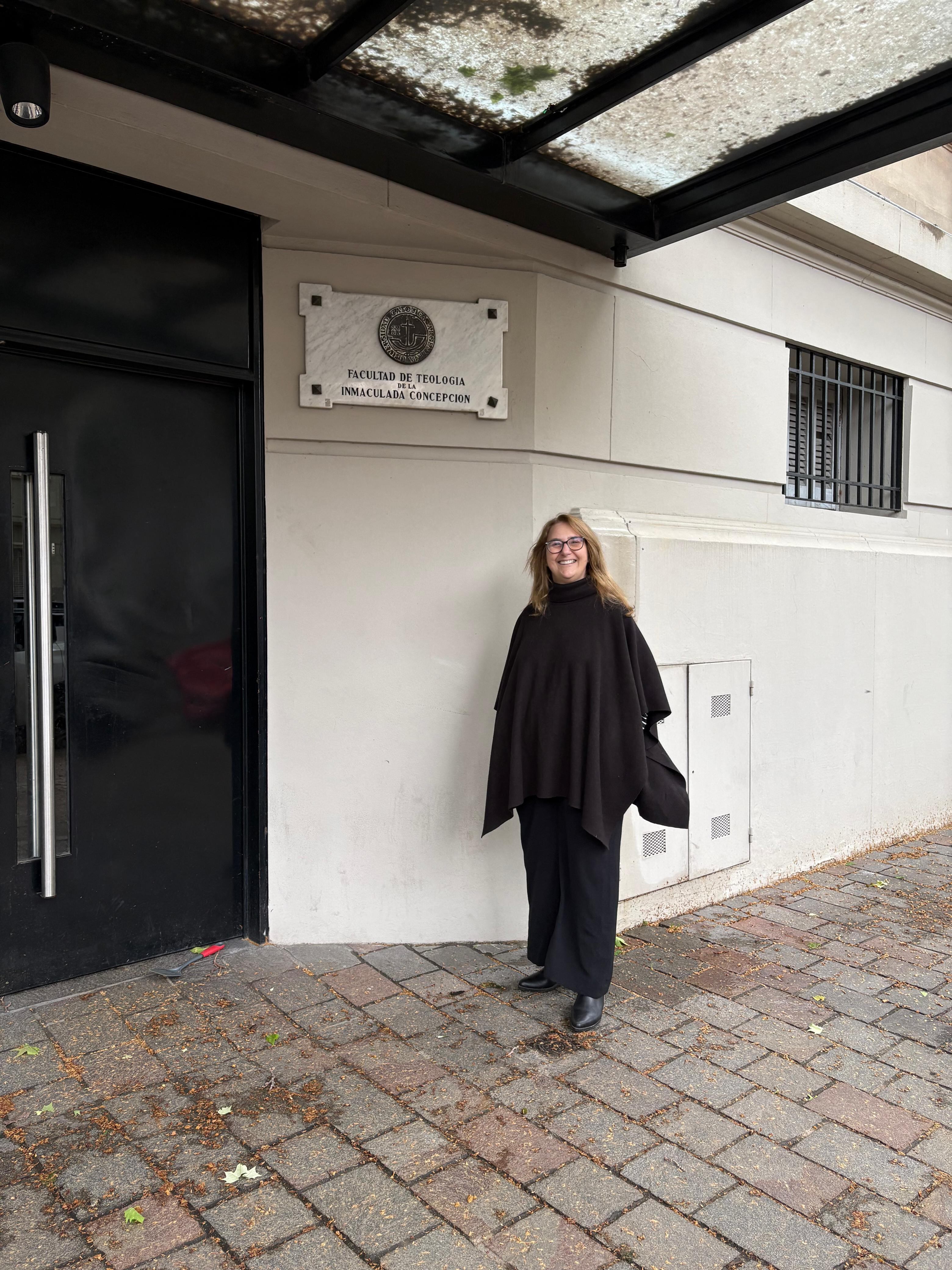 Frente a la facultad donde estudió, en Villa Devoto