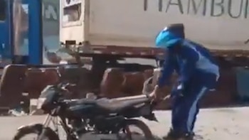 Un hombre terminó atrapado en una obra en las calles de Bogotá: la imprudencia se viralizó en redes sociales