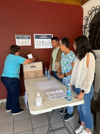 Un mensaje oficial de la sede diplomática resaltó la importancia del trabajo realizado por el personal que vela por el cumplimiento de los procedimientos electorales y alentó a conservar el civismo en la jornada (Foto cortesía Embajada de Perú)