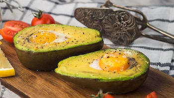 Aguacate al horno con huevo,