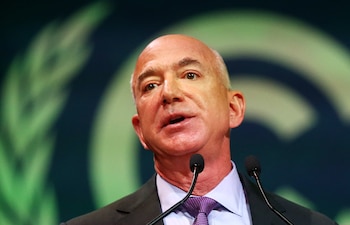 El fundador de Amazon publicó mensajes en sus redes sociales lamentando la tragedia en la que fallecieron al menos 80 personas en seis estados del país