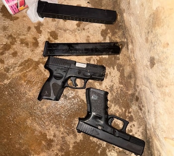 En Sabana Grande de Boyá, los agentes arrestaron a Inocencio de Jesús Javier Peña con más de 400 porciones de sustancias ilícitas y una pistola. (Foto cortesía Policía Nacional República Dominicana)