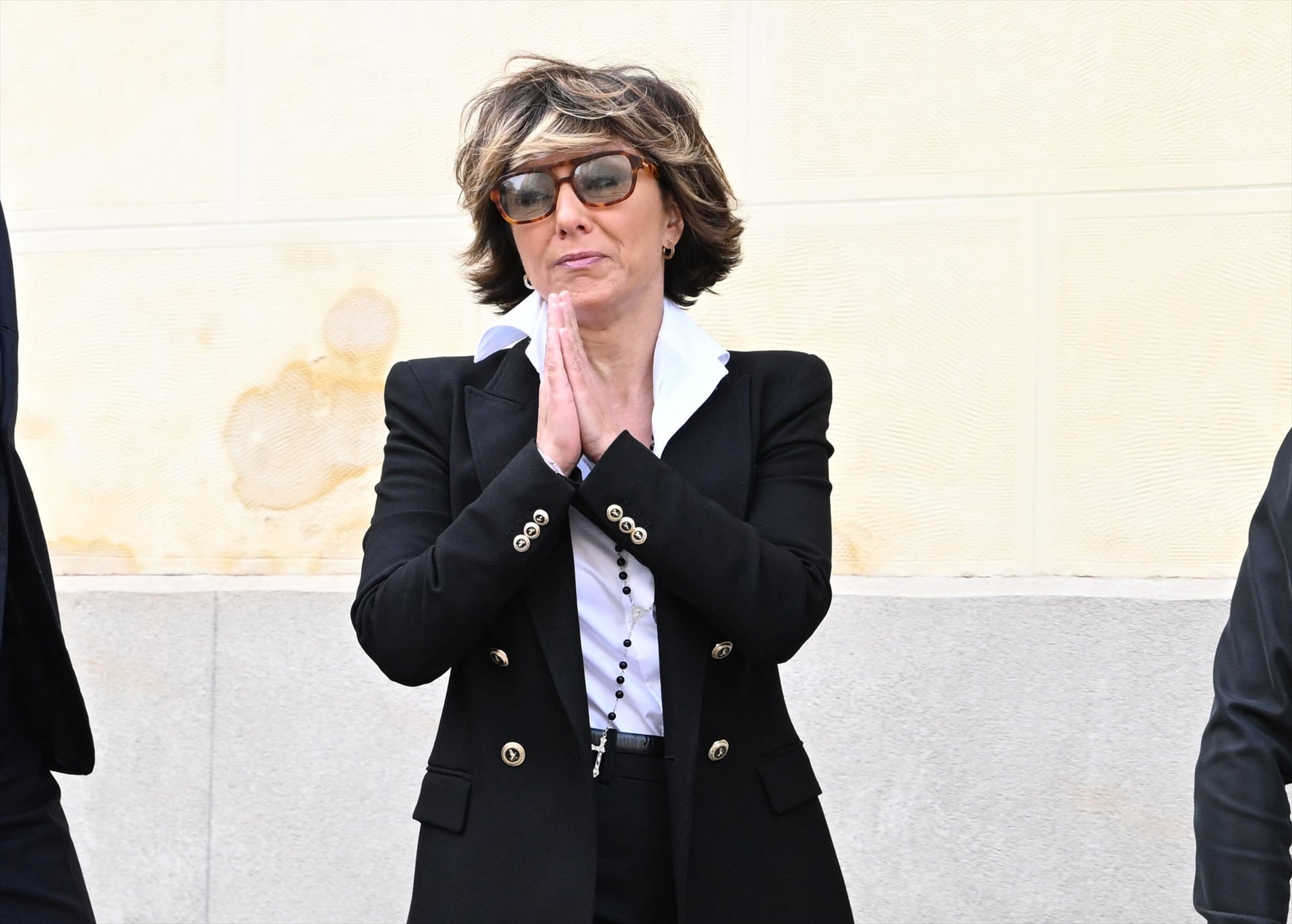 Sonsoles Ónega llega a la capilla ardiente de su padre, Fernando Ónega. (José Oliva / Europa Press)