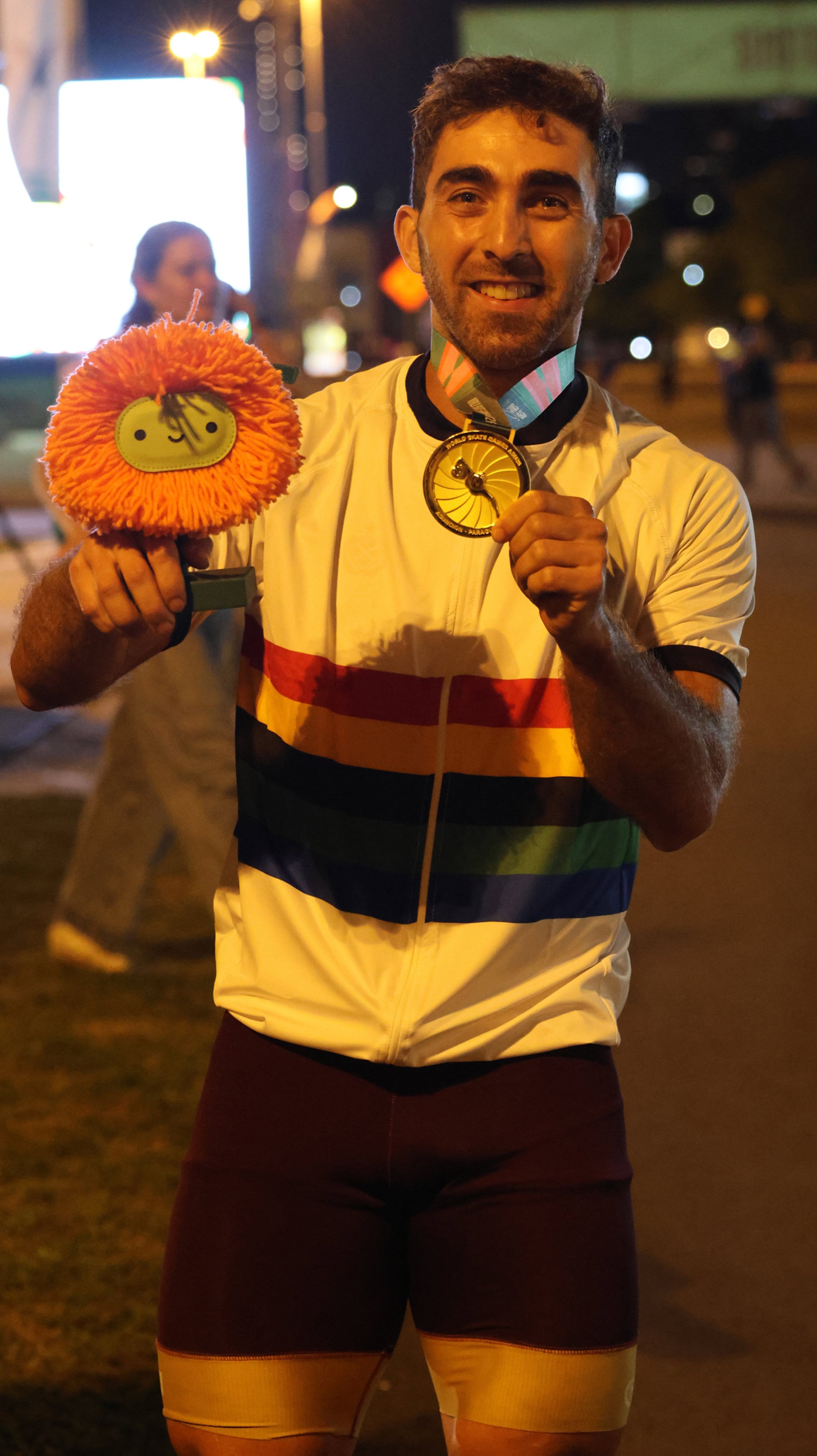 17/10/2026 Chevi Guzmán se ha proclamado campeón del mundo de la modalidad de vuelta esprint en los World Skate Games 2026.El patinador español Chevi Guzmán se ha proclamado campeón del mundo de la modalidad de vuelta esprint en los World Skate Games 2026, los Juegos Mundiales de patinaje, que se están disputando en Asunción, en una decimocuarta jornada en la que el grupo-show júnior del Artistic Skating Cunit ha revalidado el título mundial, el cuarteto júnior Aria del AS Cunit ha conseguido la plata y Carla Plana se ha colgado el bronce en patinaje de velocidad.SUDAMÉRICA DEPORTES PARAGUAYRFEP