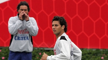 Claudio Pizarro entrenándose bajo las órdenes de José Guillermo del Solar. - Crédito: AFP