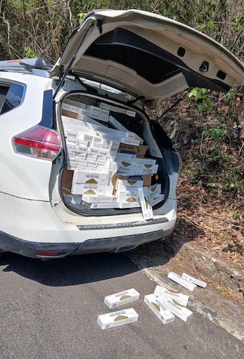 La detención se realizó tras identificar un automóvil cargada con productos de contrabando. (Cortesía: Policía Nacional Civil de El Salvador)