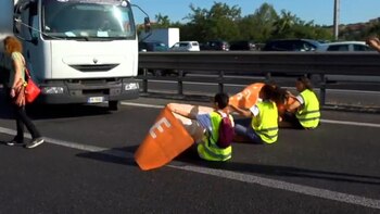 Cuatro activistas bloquearon una d