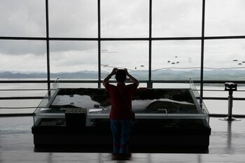 Un visitante toma fotografías hacia