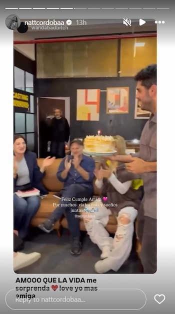 Captura de pantalla de una historia de Instagram. Seis personas celebrando un cumpleaños con pastel y vela encendida. Un cartel de "CASTING" al fondo