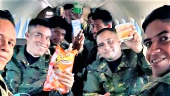 Los militares liberados sonríen para