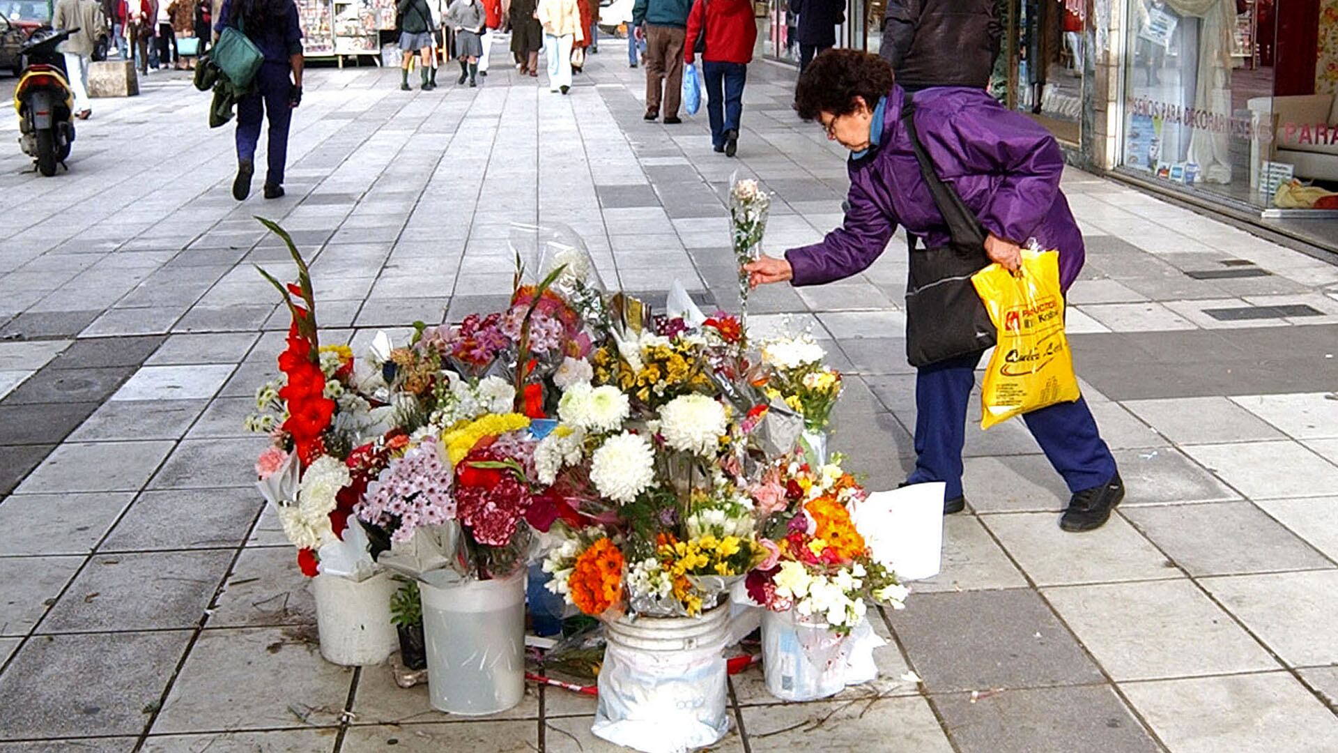 Vecinos colocaron ofrendas florales en el lugar donde días antes había sido asesinado Alfredo Marcenac, en el barrio de Belgrano (FOTO NA:CARLOS BRIGO/Diario Popular)