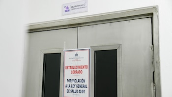 La campaña nacional incluyó cierres de clínicas, bancos de sangre, laboratorios y centros de estética por operar sin habilitación, permisos vencidos y alteraciones no autorizadas de infraestructura. (Cortesía: Ministerio de Salud Pública de la República Dominicana)