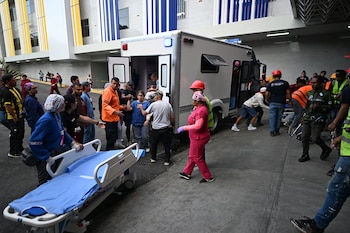 Rescatistas y paramédicos asisten a una víctima del doble terremoto en su ingreso al Hospital Domingo Luciani en Caracas (JUAN BARRETO/AFP)