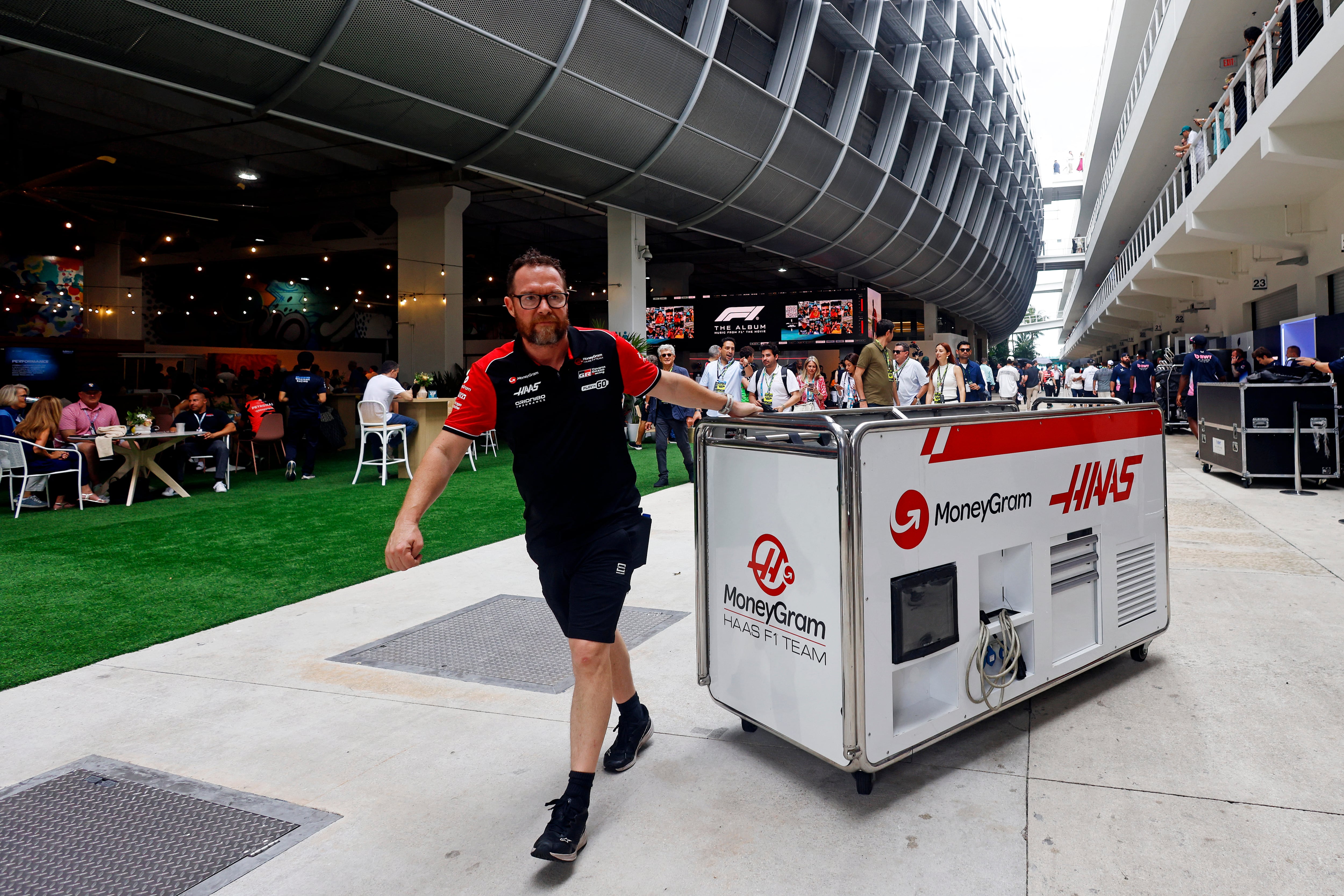 Los campeones de la F1 tienen acceso libre al paddock de la F1 (Peter Casey-Imagn Images)