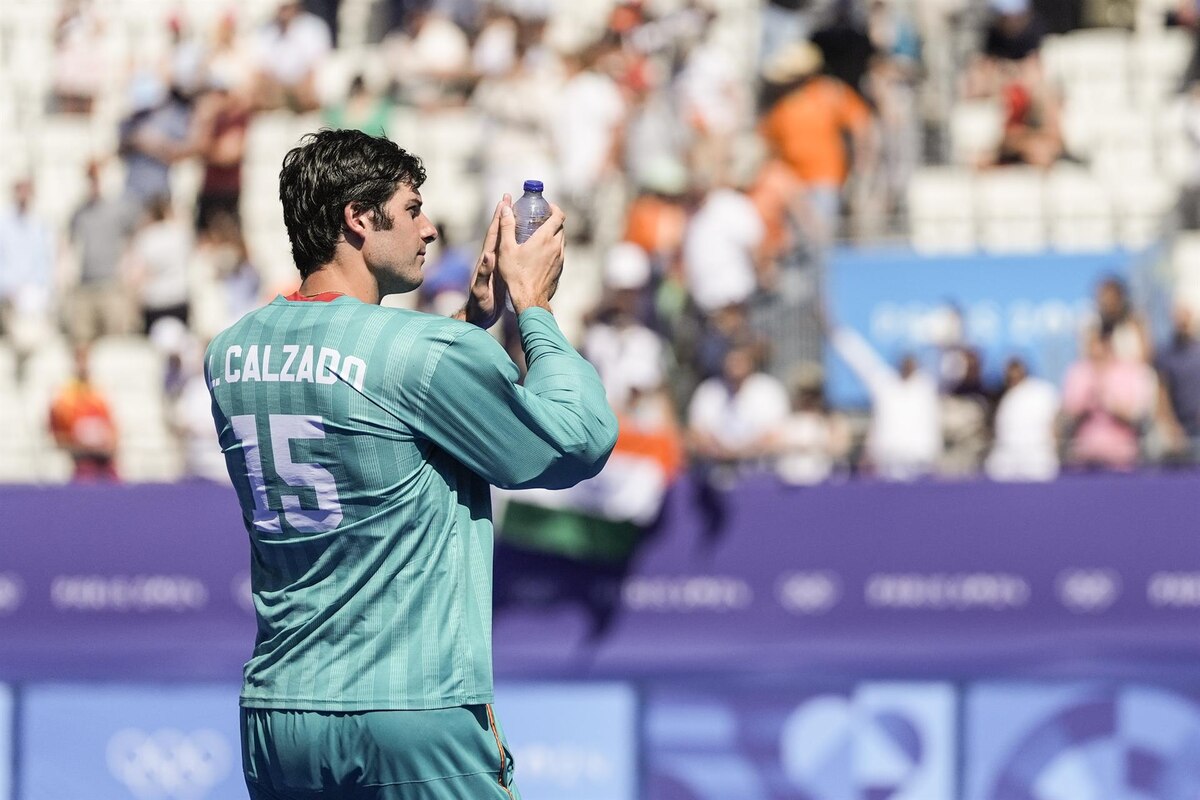 Luis Calzado making a diving save for Spain in the 2026 Hockey World Cup final against Germany
