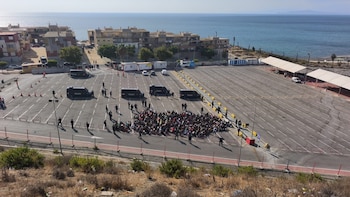 Imagen de los desalojados de la playa del Trampolín, que han sido reubicados en dispositivos temporales que ha habilitado el Gobierno. (Marcos Moreno / Europa Press)